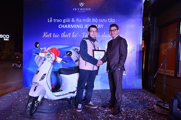 Skymond Trao Tặng Phần Quà Đặc Biệt Xe Vespa LX