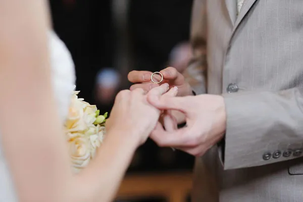 cặp đôi trao nhẫn cưới vàng